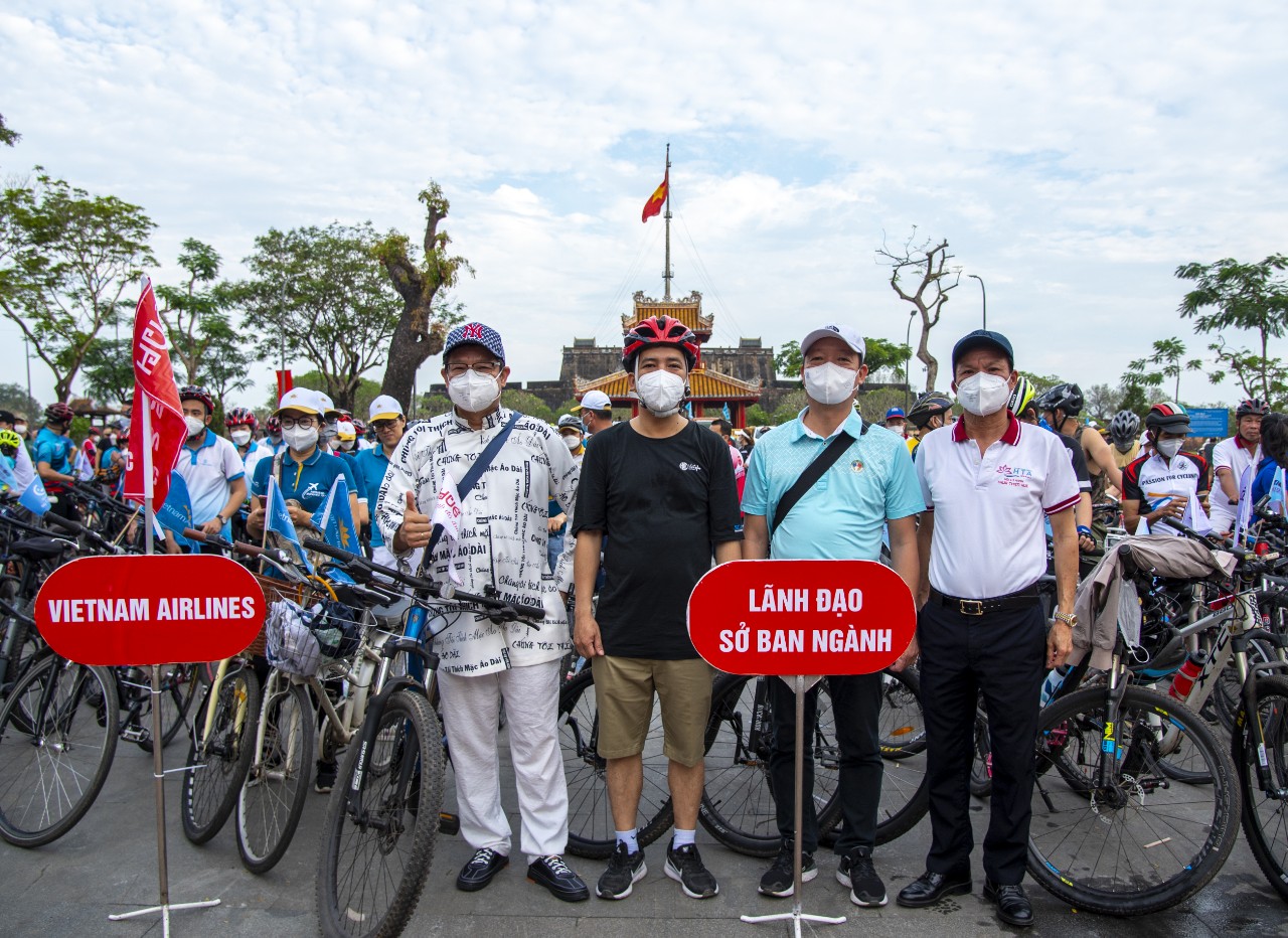 Ngày hội đạp xe vì du lịch và môi trường tại Huế thu hút hơn 300 người tham gia